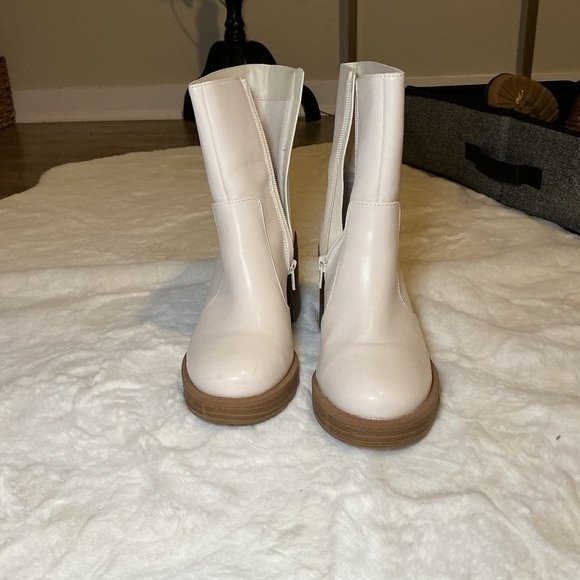 White Ankle Boots with Chunky Heel - Picture 3 of 5
